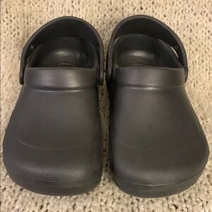 CROCS, women’s gray Bistro work clog, size 6.